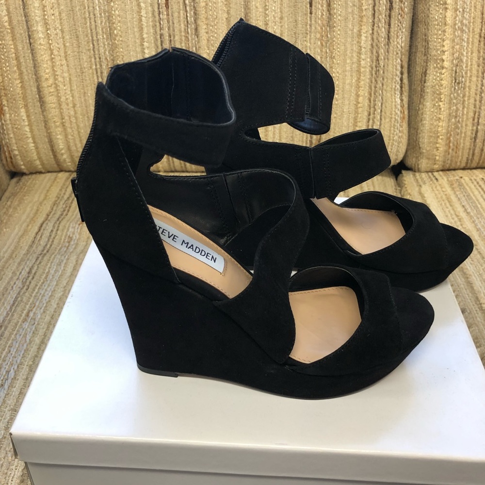 Steve Madden Black Essex Wedge. Size 7.5.